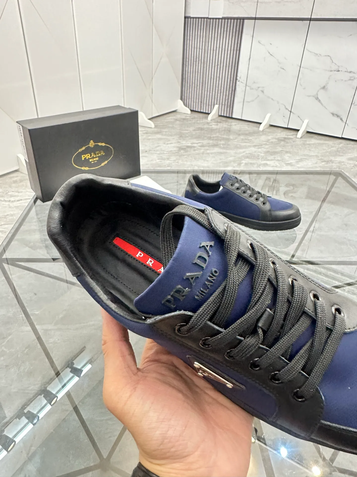 Men's shoes: 💰P400¥ Product trademark: Prada *"Prada*" low-top casual shoes Regular size: 38-44 (can be customized to 45) Product materials: imported cowhide leather upper spliced ​​with original fabric, sheepskin lining, original outsole. Number: 020